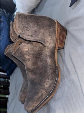 Roper Brown Distressed Leather Ankle Booties